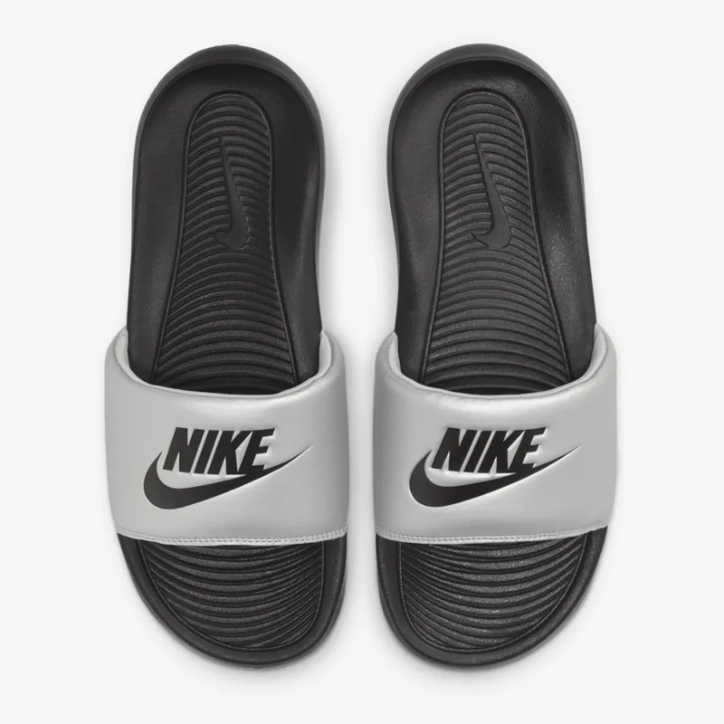 Jual Sandal Sneakers Wanita Nike Wmns Victori One Slide Black Metallic Silver Original Cn9677-006 - hoops.sakaraguna.com